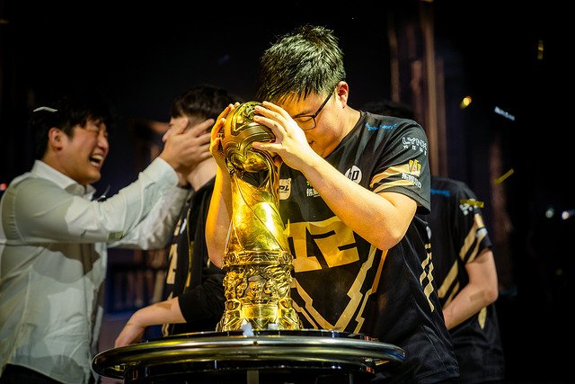 S15全球总决赛北美赛区内战：FLY战队凭团队协作与战术力克VKS战队